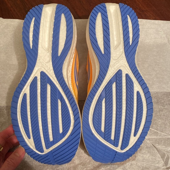 Saucony Triumph 20 Running Shoes (BRAND NEW) - Picture 2 of 7